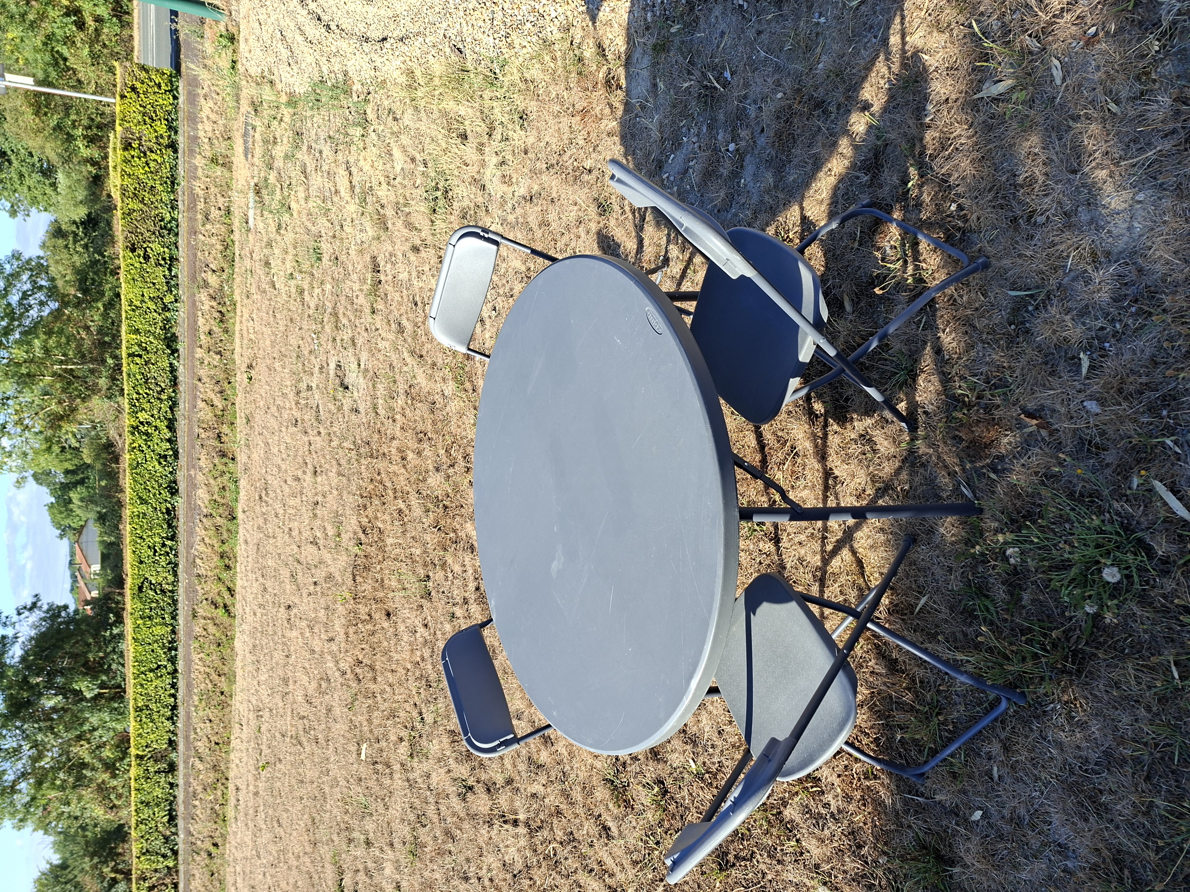 TABLE RONDE ET SES 4 CHAISES - 11.10 euros